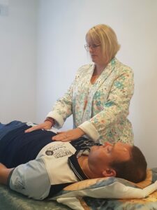 Caroline Chatillon en train de pratiquer un soin de magnétisme